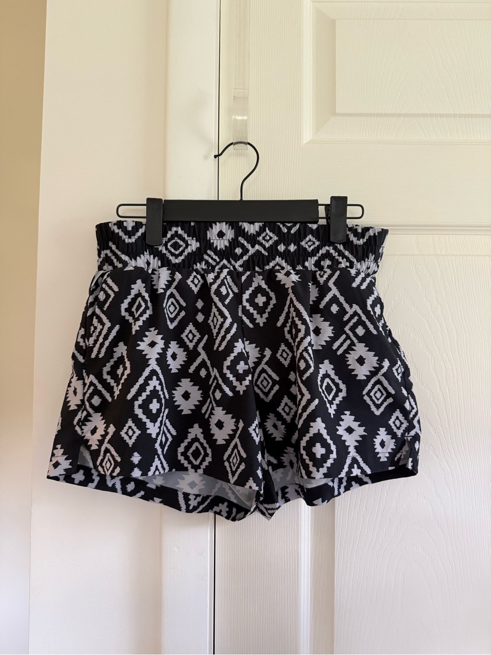 Magellan Outdoors Women’s Small Black White Print Water Repellent Shorts
